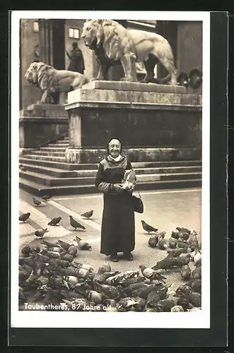 AK München, Taubentheres, 87 Jahre alt, beim Füttern der Tauben