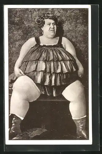 AK Übergewichtige Frau auf einer Bank sitzend