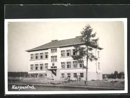 AK Karpentna, Blick auf ein Gebäude
