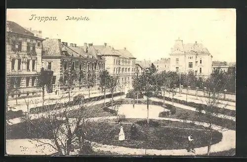 AK Troppau, Jahnplatz mit Passanten