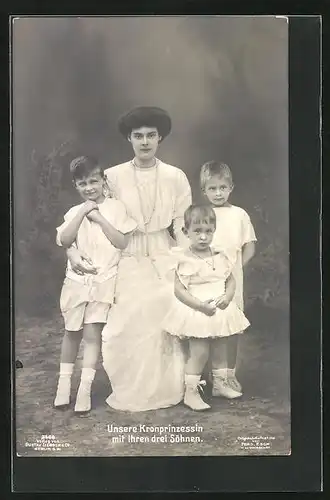 AK Kronprinzessin Cecilie mit ihren drei Söhnen in Sonntagskleidung