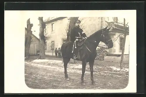 Foto-AK Feldgeistlicher Pater Walther Emmert zu Pferd