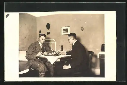 Foto-AK Zwei Männer ins Schachspiel vertieft