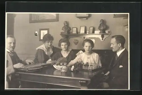 Foto-AK Familie am Tisch mit Schachspiel und Zither