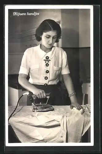 AK Nijvere handjes, Hausfrau mit Bügeleisen