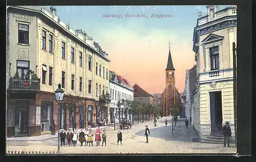 AK Oderberg, Kinder auf der abendlichen Koppgasse, Blick zur Kirche