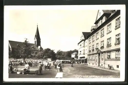AK Trinec, Belebter Marktplatz mit Kirche