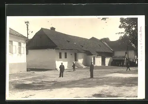 Foto-AK Sebranice, Einwohner auf der Strasse