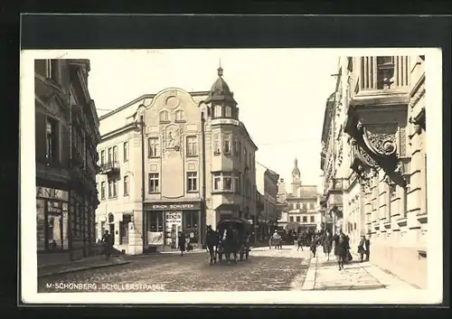 AK Mährisch Schönberg, Schillerstrasse mit Drogerie Erich Schuster