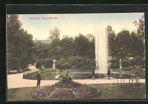 AK Troppau, Springbrunnen im Museumpark