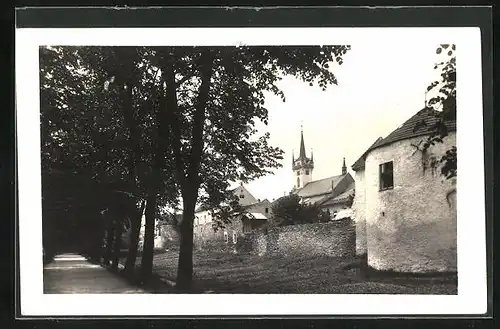 AK Policka, Strassenpartie mit Stadtmauer