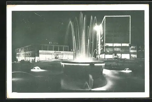 AK Zlin, Platz mit Springbrunnen am Abend