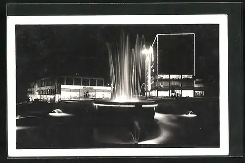 AK Zlín, Nachtaufnahme Springbrunnen im Park