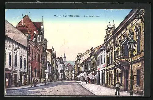 AK Mähr.-Schönberg, Schillerstrasse mit Passanten