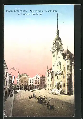 AK Mährisch Schönberg, Kaiser-Franz-Josef-Platz mit neuem Rathaus
