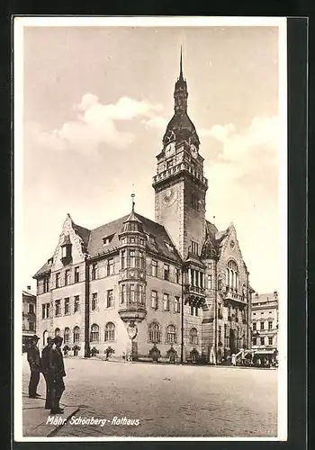 AK Mährisch Schönberg, Männer am Rathaus