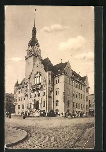 AK Mährisch Schönberg /Mor. Sumperk, Menschen am Rathaus