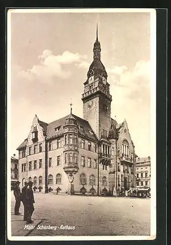 AK Mährisch Schönberg /Mor. Sumperk, Rathaus, davor Männer