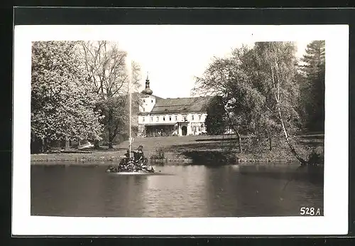 AK Wiesenberg, Brunnen im See des Schlosses