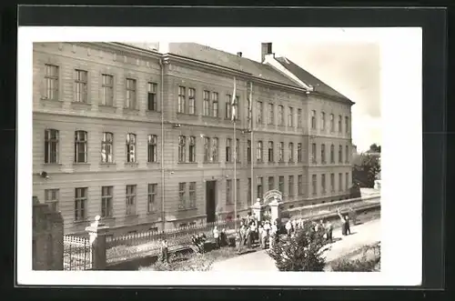 AK Vidnava ve Slezsku, Menschen vor grossem Gebäude