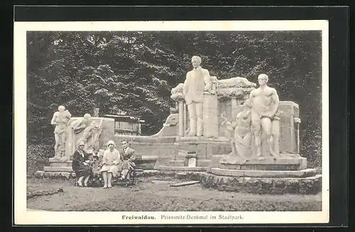 AK Freiwaldau, Familie vor Priessnitz Denkmal im Stadtpark