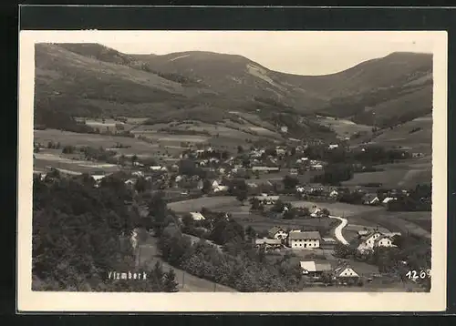 AK Vízmberk, Gesamtansicht mit Bergkulisse