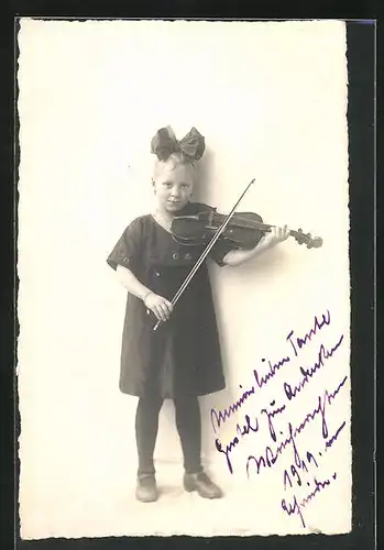Foto-AK Mädchen spielt auf der Geige
