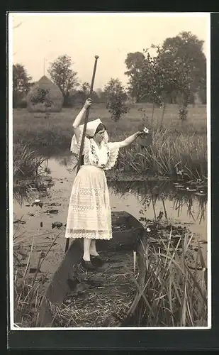 AK Wotschofska im Spreewald, Frau in Tracht im Kahn