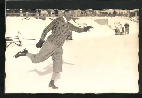 Foto-AK Mann beim Schlittschuhlaufen