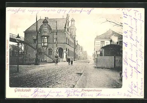 AK Glückstadt, Kremperstrasse mit Passanten