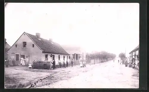 Foto-AK Hakenstedt, Strassenpartie mit Gebäudeansicht