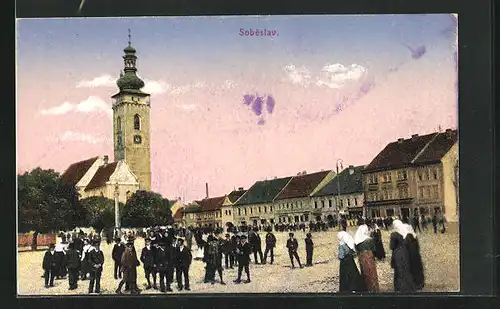AK Sobeslav, Belebter Marktplatz im Abendlicht