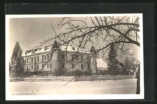 AK Tucapy, Mestanska skola, Gebäude im Winter