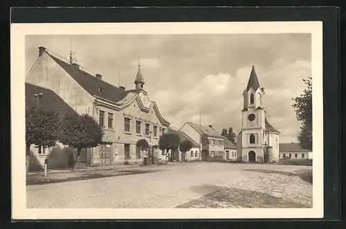 AK Mezimosti nad Nezárkou, Marktplatz mit Kirche