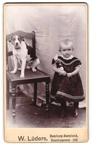 Fotografie W. Lüders, Hamburg-Barmbeck, Hamburgerstr. 129, Portrait niedliches Kind mit Puppe und Hund auf Stuhl
