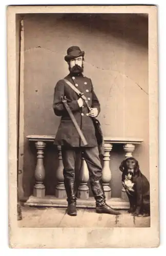 Fotografie A. Brütt, Burg / Fehmarn, Portrait Jäger mit FLinte posiert mit seinem Jagdhund