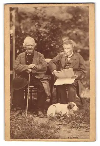 Fotografie G. Egger, Lienz, Portrait zwei ältere Herren im Garten mit ihrem treuen Hund zu Füssen
