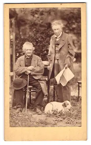 Fotografie G. Egger, Lienz, Portrait ältere Herren rasten im Garten mit Hund zu Füssen