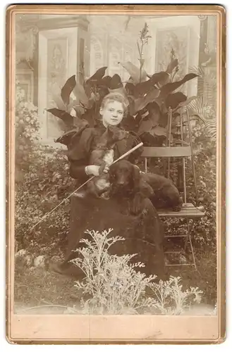 Fotografie unbekannter Fotograf und Ort, Portrait junge Frau mit ihren Hunden  Black  und  Schnapsel  im Garten