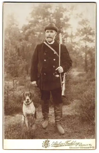 Fotografie Faehling, Berlin, Elsasserstr. 17-18, Portrait Jäger Louis mit Jagdhund und Flinte im Wald