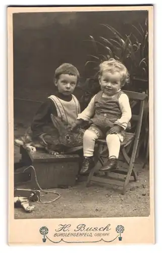 Fotografie H. Busch, Burglengenfeld, niedliche Kinder mit Hase posieren für die Kamera