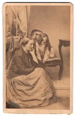 Fotografie G. v. Mebius, Ort unbekannt, Portrait Frau Adolfine mit ihrem Hund in Russland