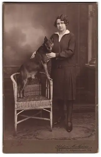 Fotografie Atelier Mathesie, Berlin, junge Frau im Kleid posiert mit ihrem Hund im Atelier