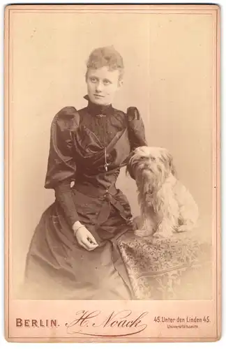 Fotografie H. Noack, Berlin, Portrait junge Frau Frau im Biedermeierkleid mit ihrem Hund im Atelier