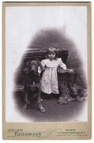 Fotografie Fleischacker, Wien, Portrait kleines Mädchen im weissen Kleid posiert mit ihrem Hund