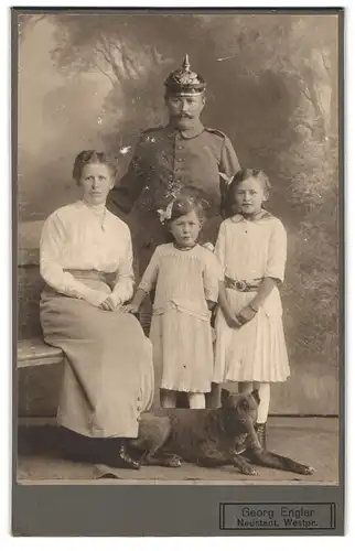 Fotografie Georg Engler, Neustadt / Westpr., Portrait Soldat mit Pickelhaube und Diensthund samt Familie im Atelier