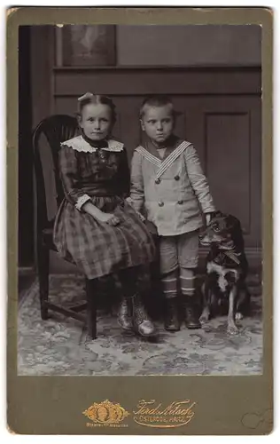 Fotografie Ferd. Nitsch, Osterode / Harz, Portrait zwei Kinder mit Ihrem Hund posieren für den Fotografen