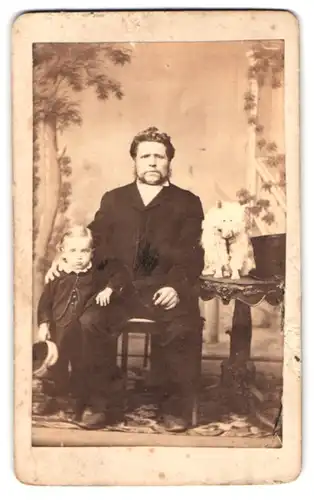 Fotografie unbekannter Fotograf und Ort, Portrait Vater mit seinem Sohn und weissen Hund im Atelier, frühes Foto