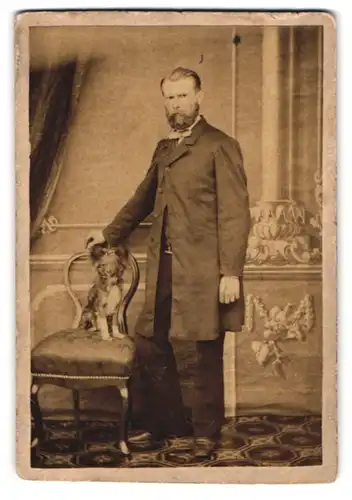 Fotografie W. Schröder, Holleben, Portrait Herr mit seinem kleinen Hund im Atelier