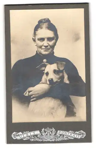 Fotografie unbekannter Fotograf und Ort, Portrait Dame mit ihrem Hund auf dem Schoss